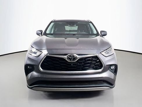 Used 2021 Toyota Highlander Platinum AWD/4WD image 2