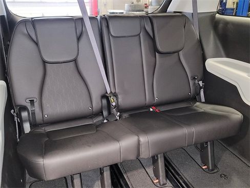 Used 2024 Kia Carnival LX image 29