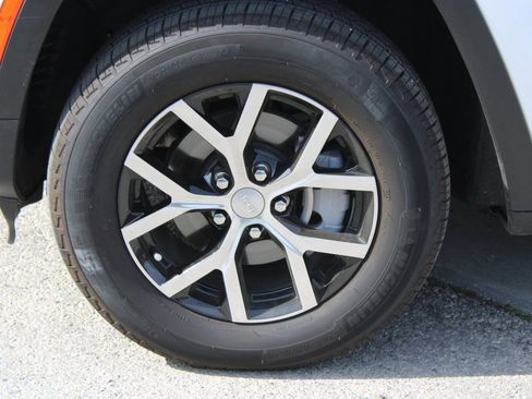 Used 2025 Jeep Grand Cherokee Limited image 8