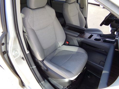 Used 2024 Toyota Sienna LE image 32