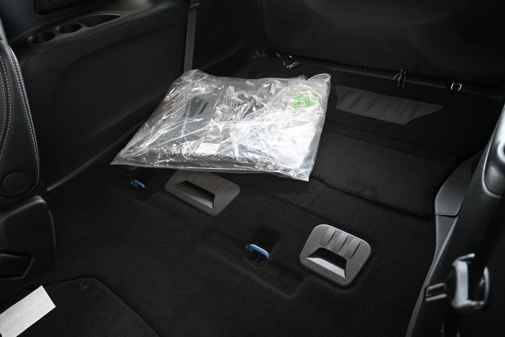 New 2027 Chrysler Pacifica Select w/ Family Tech Group FWD image 12