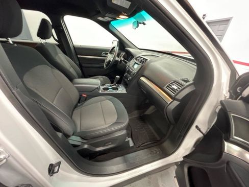 Used 2019 Ford Explorer XLT FWD image 14