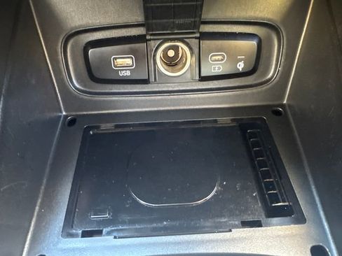 Used 2024 Hyundai Venue Limited image 36