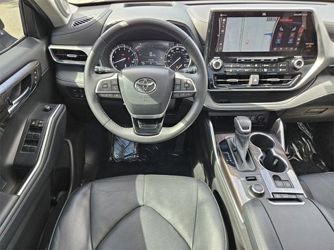 Used 2022 Toyota Highlander Platinum image 8