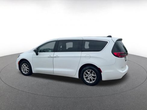 Used 2024 Chrysler Pacifica Touring-L image 10