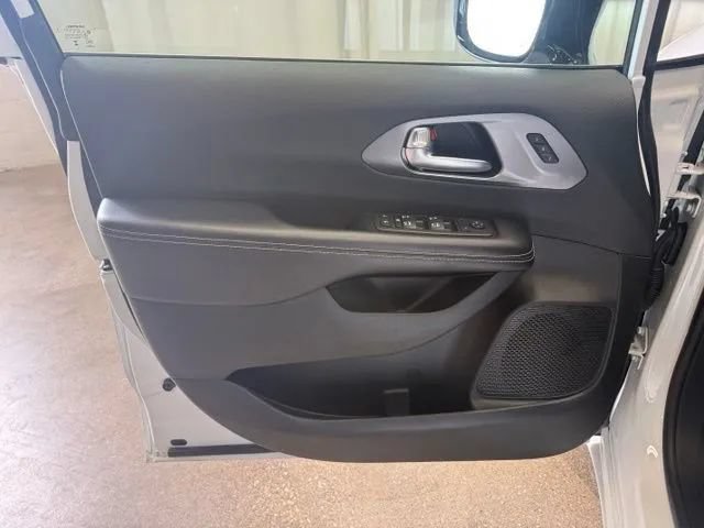 Used 2026 Chrysler Pacifica Select FWD image 13