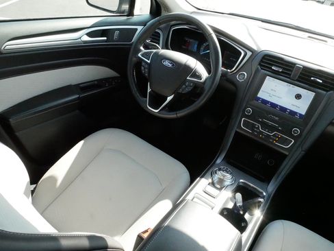 Used 2020 Ford Fusion SE w/ Equipment Group 151A FWD image 9
