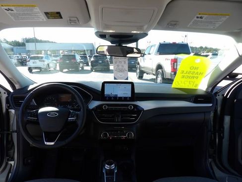 Certified 2022 Ford Escape SE w/ SE Sport Appearance Package image 11