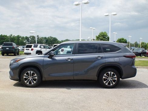 Used 2024 Toyota Highlander XLE FWD image 12