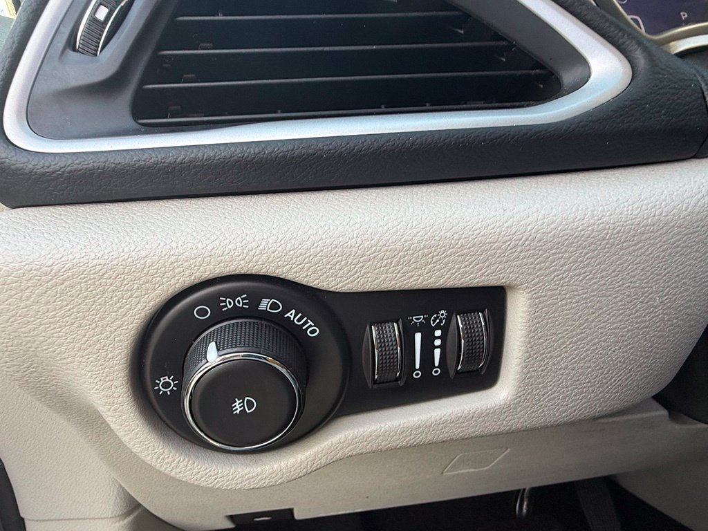 Used 2023 Chrysler Pacifica Touring-L FWD image 16