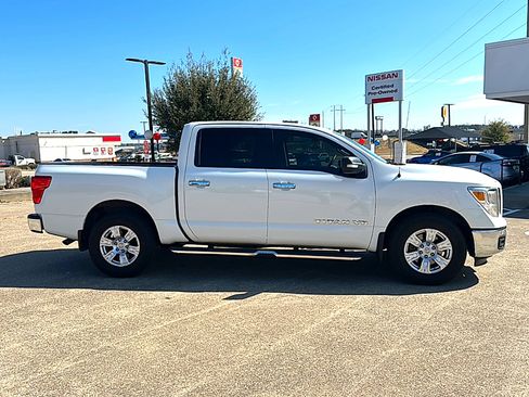 Used 2019 Nissan Titan SV image 9