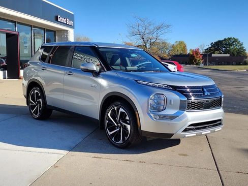 New 2025 Mitsubishi Outlander SE image 13