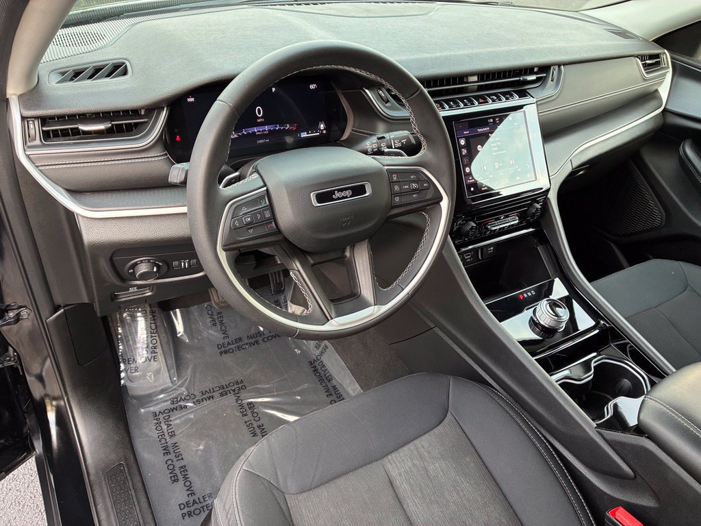 Used 2023 Jeep Grand Cherokee Laredo AWD/4WD image 17