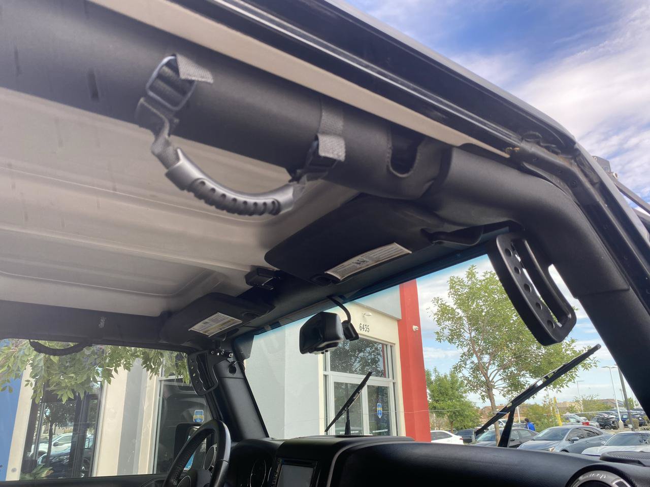 Used 2017 Jeep Wrangler Unlimited Sahara w/ Connectivity Group AWD/4WD image 16