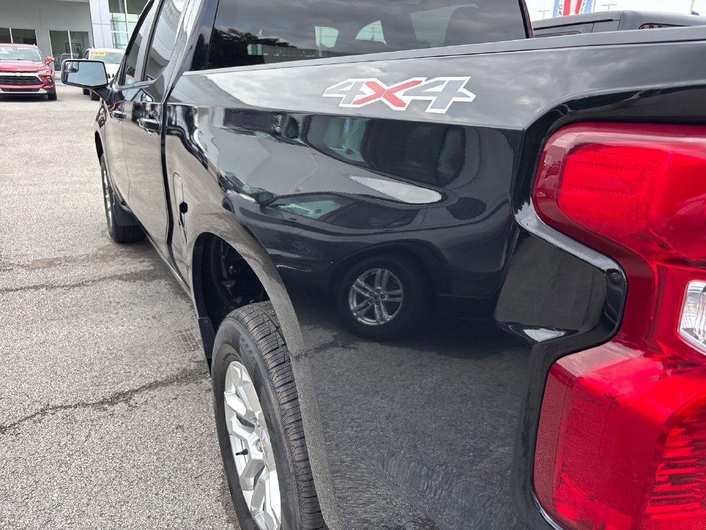 Used 2023 Chevrolet Silverado 1500 LT AWD/4WD image 17