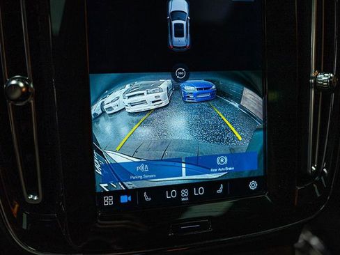 Used 2023 Volvo XC40 B4 Ultimate image 22