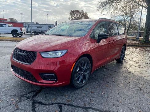 Used 2025 Chrysler Pacifica Limited image 3