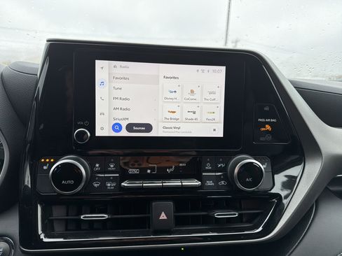Used 2023 Toyota Highlander XLE AWD/4WD image 19