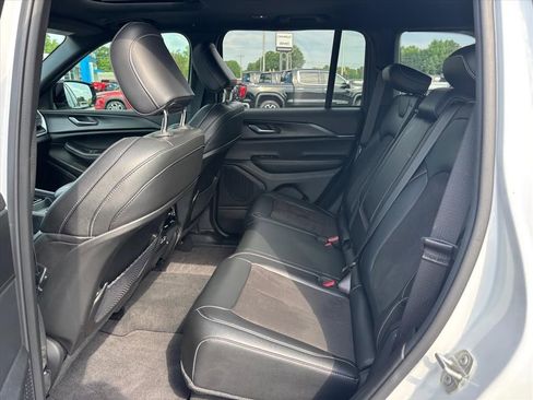 Used 2023 Jeep Grand Cherokee Altitude AWD/4WD image 13