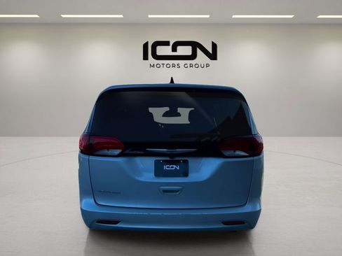 Used 2023 Chrysler Voyager LX image 4