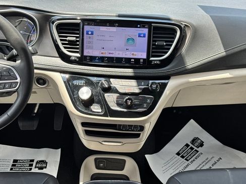 Used 2024 Chrysler Pacifica Limited FWD image 19