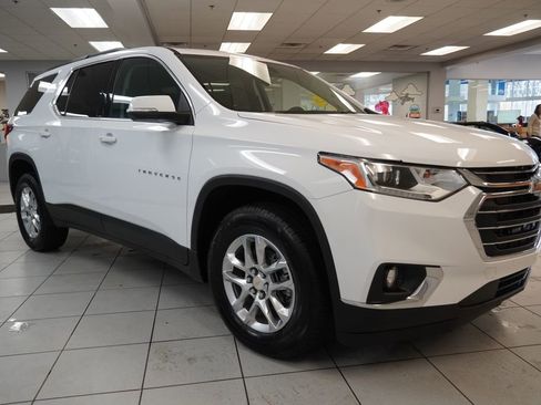 Used 2021 Chevrolet Traverse LT image 16