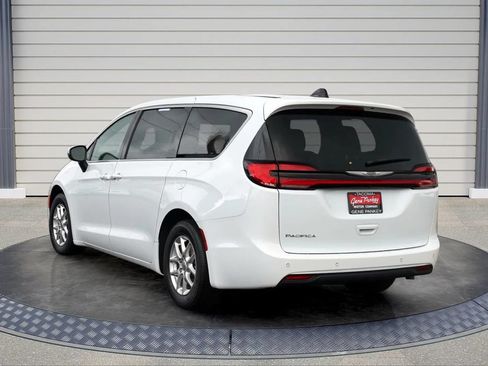 Used 2023 Chrysler Pacifica Touring-L FWD image 5