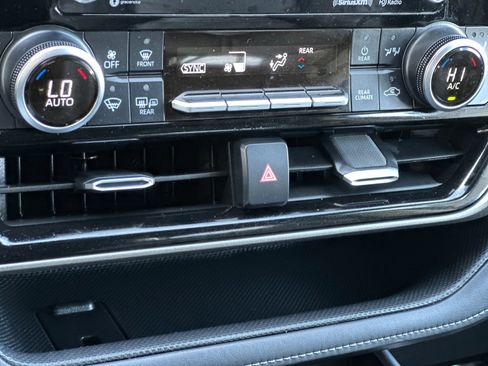 Used 2020 Toyota Highlander XLE image 22