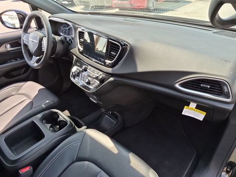 Used 2025 Chrysler Pacifica Select FWD image 31
