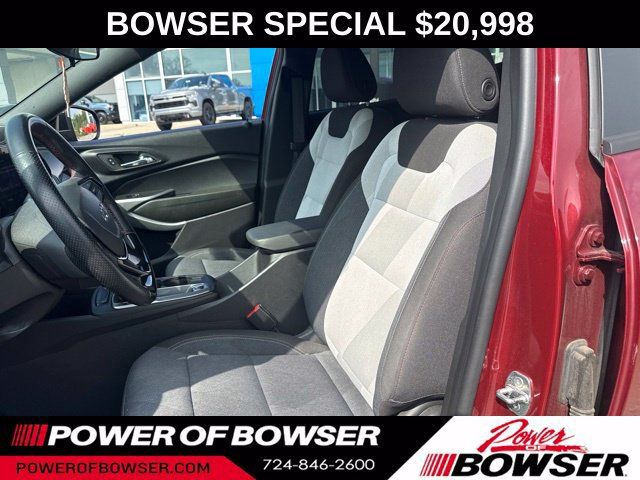 Used 2024 Chevrolet Trax RS FWD image 2