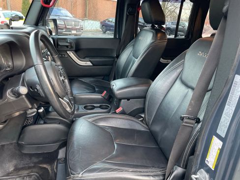 Used 2017 Jeep Wrangler Unlimited Sahara w/ Connectivity Group AWD/4WD image 18