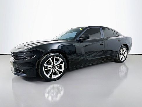 Used 2017 Dodge Charger SXT w/ Premium Group image 3