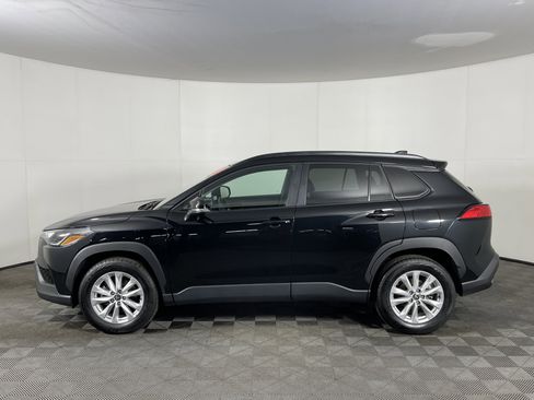Used 2025 Toyota Corolla Cross LE image 3