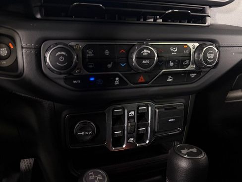 Used 2025 Jeep Wrangler Unlimited Sahara AWD/4WD image 19
