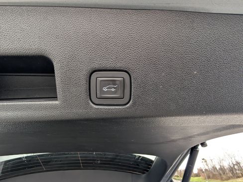 Used 2025 GMC Acadia Elevation image 13