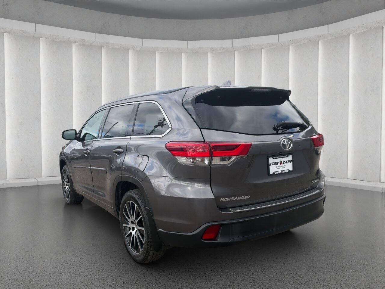 Used 2018 Toyota Highlander SE AWD/4WD image 3