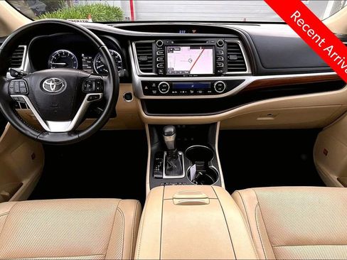 Certified 2019 Toyota Highlander Limited AWD/4WD image 7