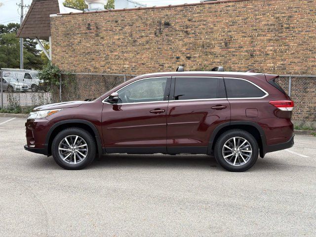 Used 2019 Toyota Highlander XLE AWD/4WD image 8