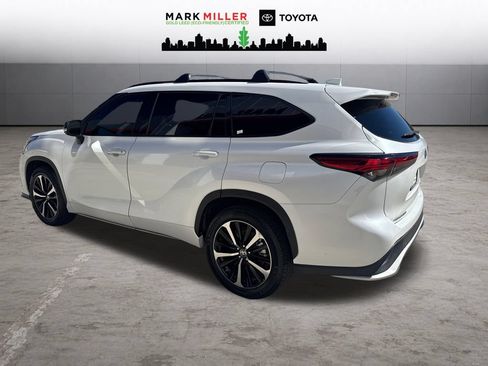 Used 2022 Toyota Highlander XSE AWD/4WD image 3