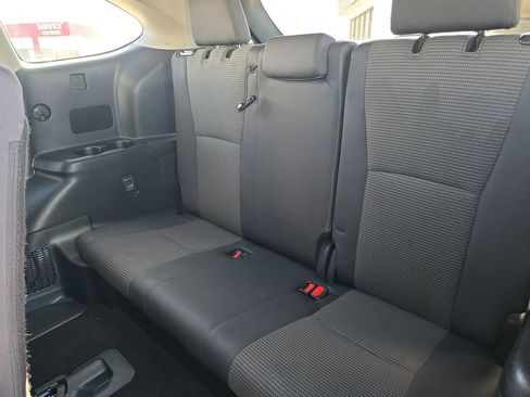 Used 2024 Toyota Highlander LE image 19