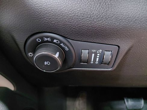 Used 2025 Jeep Compass Limited w/ Sun & Sound Group AWD/4WD image 37