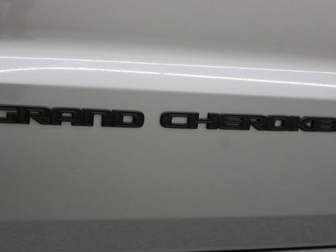 Used 2019 Jeep Grand Cherokee Altitude AWD/4WD image 36