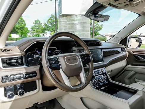 Used 2021 GMC Yukon XL Denali w/ Denali Premium Package RWD image 3