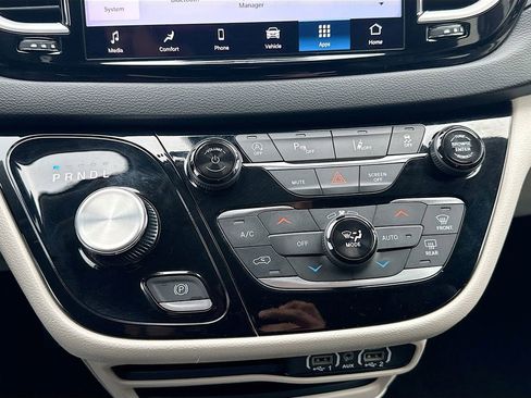 Used 2024 Chrysler Pacifica Touring-L image 16