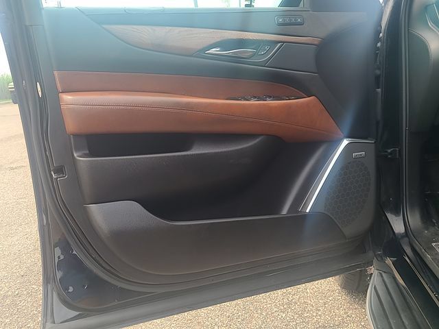 Used 2018 Cadillac Escalade Luxury AWD/4WD image 11