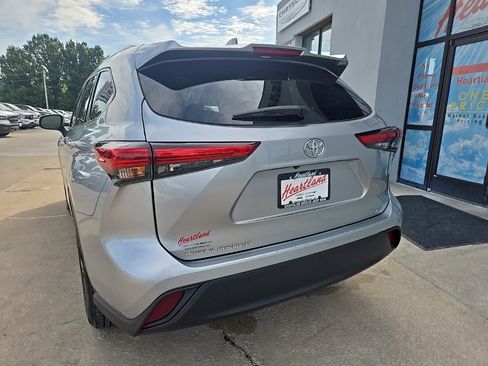 Used 2022 Toyota Highlander XLE image 13