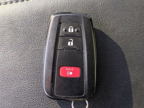 Used 2020 Toyota Prius XLE image 30