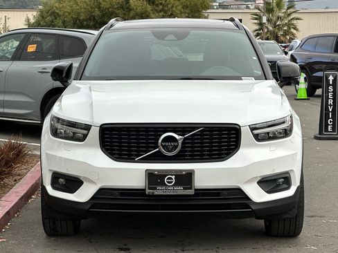 Used 2019 Volvo XC40 T4 R-Design image 10