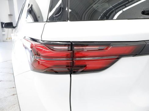 Used 2022 Chevrolet Traverse LT AWD/4WD image 17