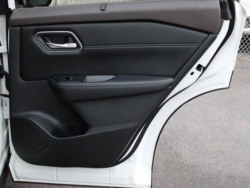 Used 2021 Nissan Rogue SV w/ Premium Package image 19